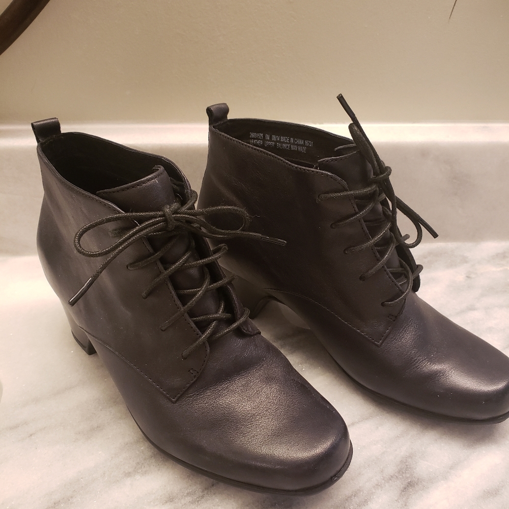 Clarks Artisan ankle boots size 6